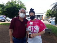 Poim e Adriana Gonçalves Preto fazem o plantio de Ipê Amarelo no Centro Cívico