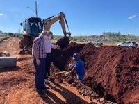 Poim e Jossuela acompanham obras de pavimentação no Recanto do Lago II