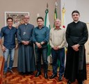 Poim e Marcos da Vila Reis convidam Dom Carlos José de Oliveira para visitar a Câmara de Apucarana