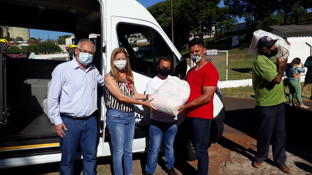 Poim participa de distribuição de cestas para Apae, ao lado da chefe do escritório da Sejuf, Márcia Sousa