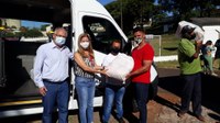Poim participa de distribuição de cestas para Apae, ao lado da chefe do escritório da Sejuf, Márcia Sousa