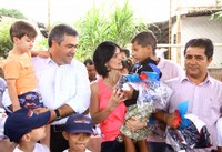 Prefeito e vereadores entregam kits e uniformes escolares