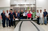 Prefeito Junior da Femac entrega LOA aos vereadores