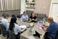 Secretaria da Mulher visita Câmara e divulga campanha 'Laço Branco'