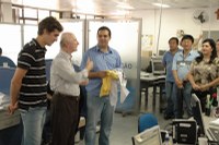 Servidores recebem camisa da Copa 2010