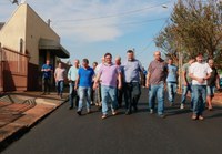 Sidrin, Poim e Leugi visitam obras de recapeamento asfáltico com prefeito Beto Preto na Colônia dos Novos Produtores