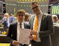Vereador entrega moção de apoio a Nikolas Ferreira em Brasília