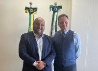 Vereador entrega projeto de Título de Cidadão Honorário ao desembargador Panza