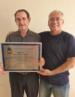 Vereador Poim entrega Diploma de Méritos em Tarefas Comunitárias a Ângelo Tiossi Neto