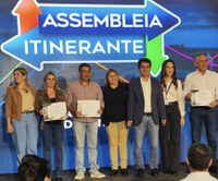 Vereadora de Apucarana entrega homenagem ao fundador da Texas Farm durante assembleia na Expoingá