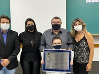 Vereadora Jossuela Pirelli entrega Moção de Aplausos a diretor da FAP, Lisandro Modesto