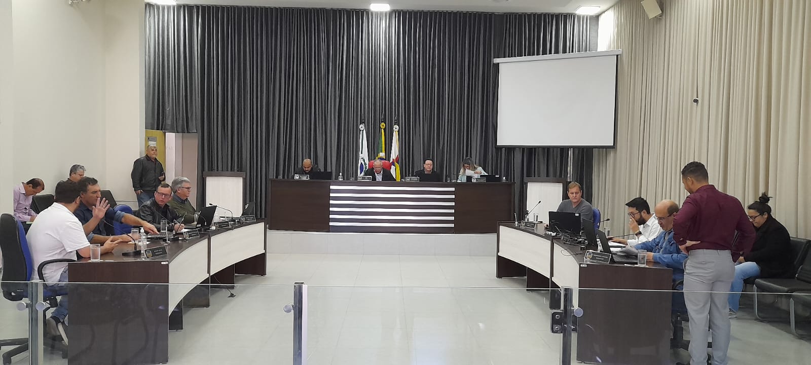 Vereadores iniciam a semana com a realização de 3 Sessões