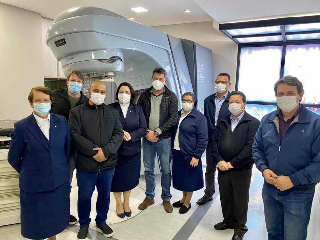 Vereadores Mauro Bertoli e Tiago Cordeiro acompanham deputado Sérgio Souza no Hospital da Providência