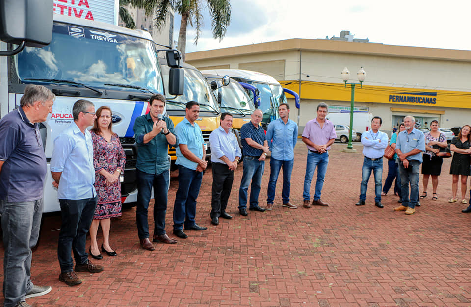 Vereadores participam da entrega de veículos para a Autarquia de Educação e SEMA