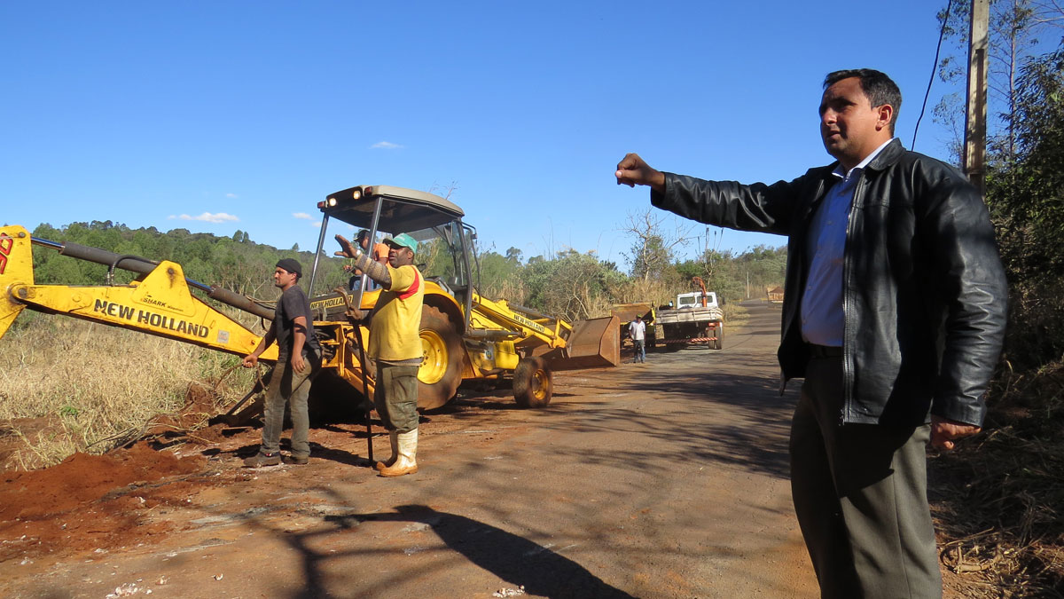 Vladimir acompanha obras de recuperação na malha viária